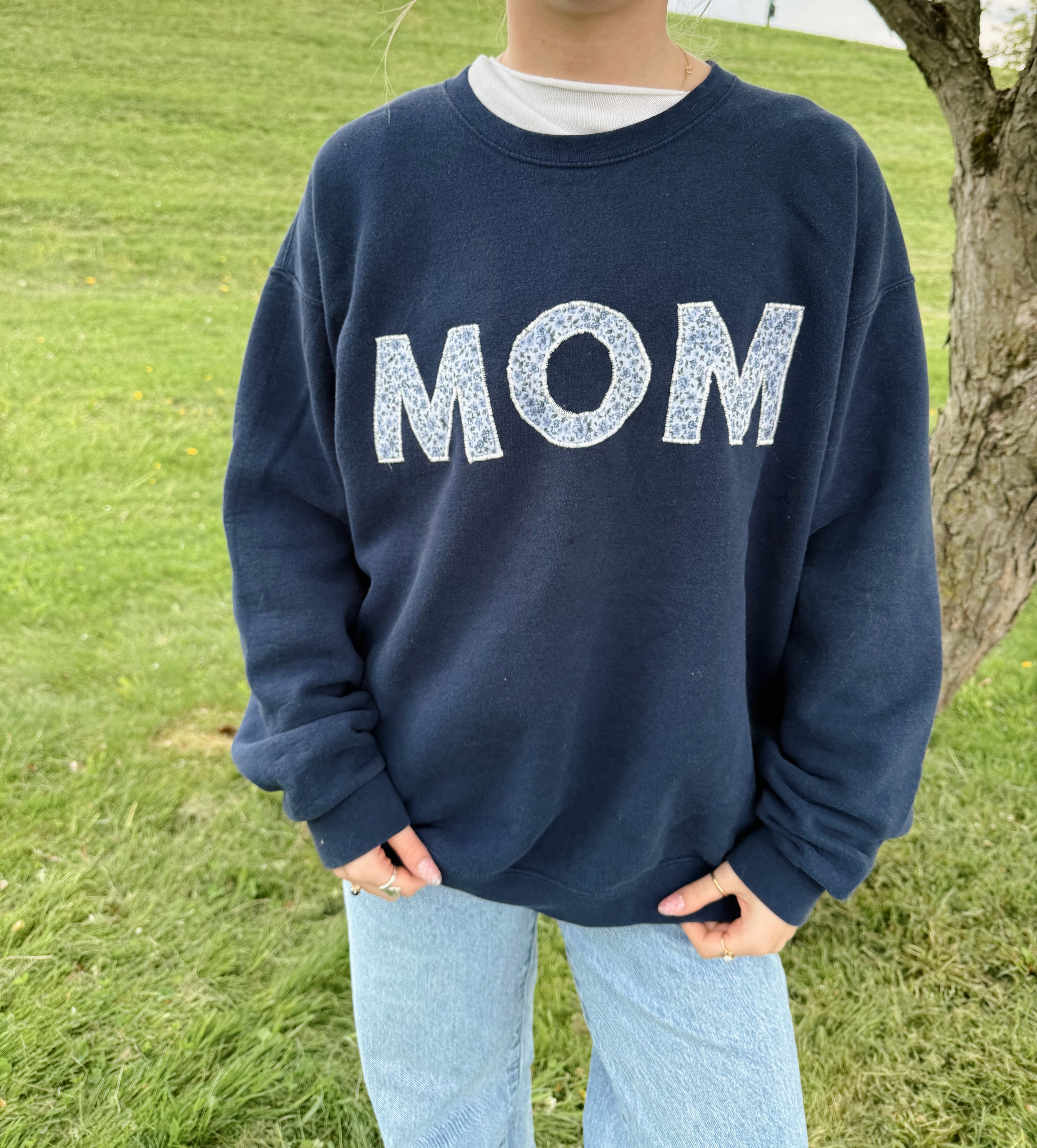 “MOM” appliqué crewneck