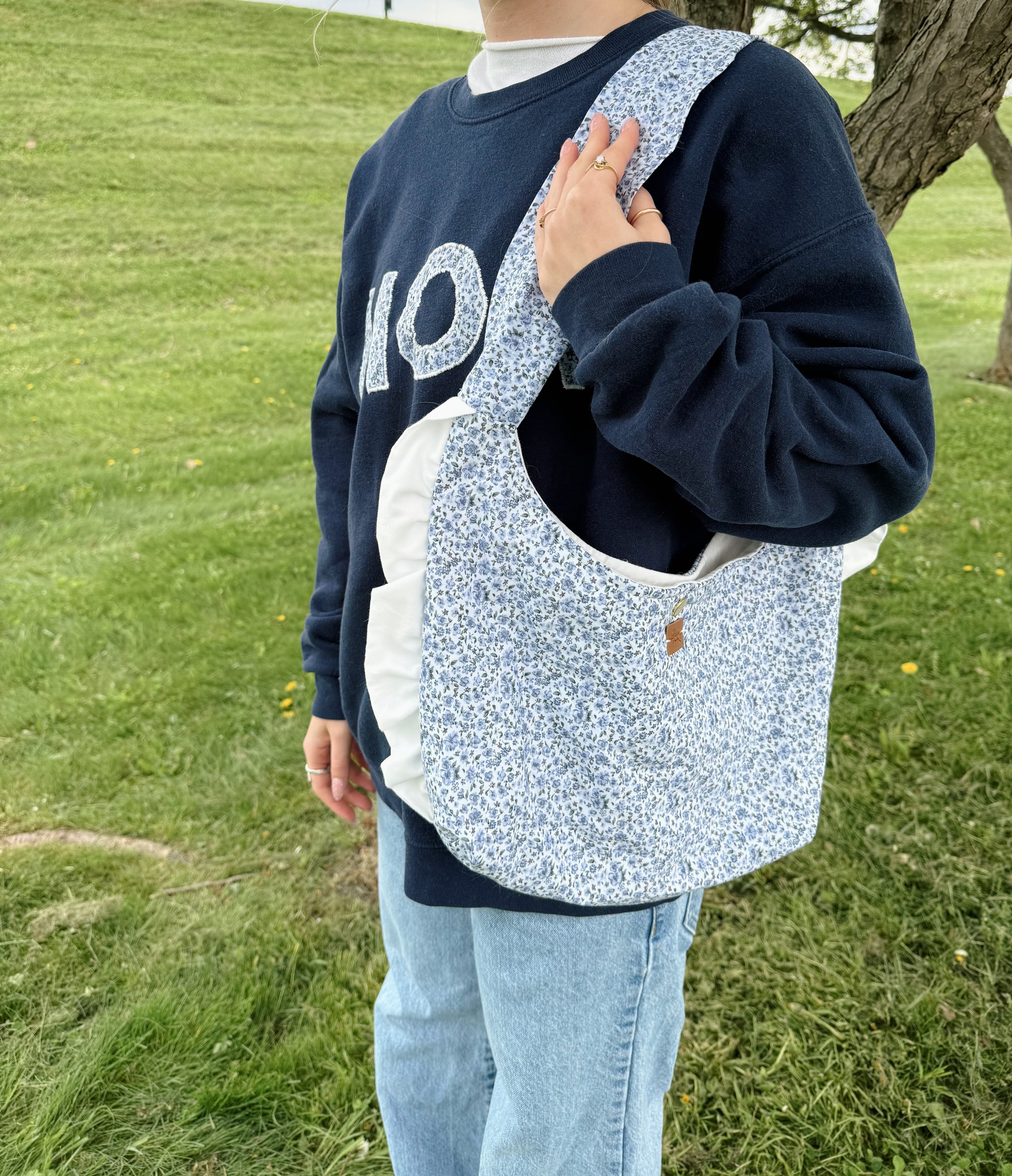 “MOM” appliqué crewneck