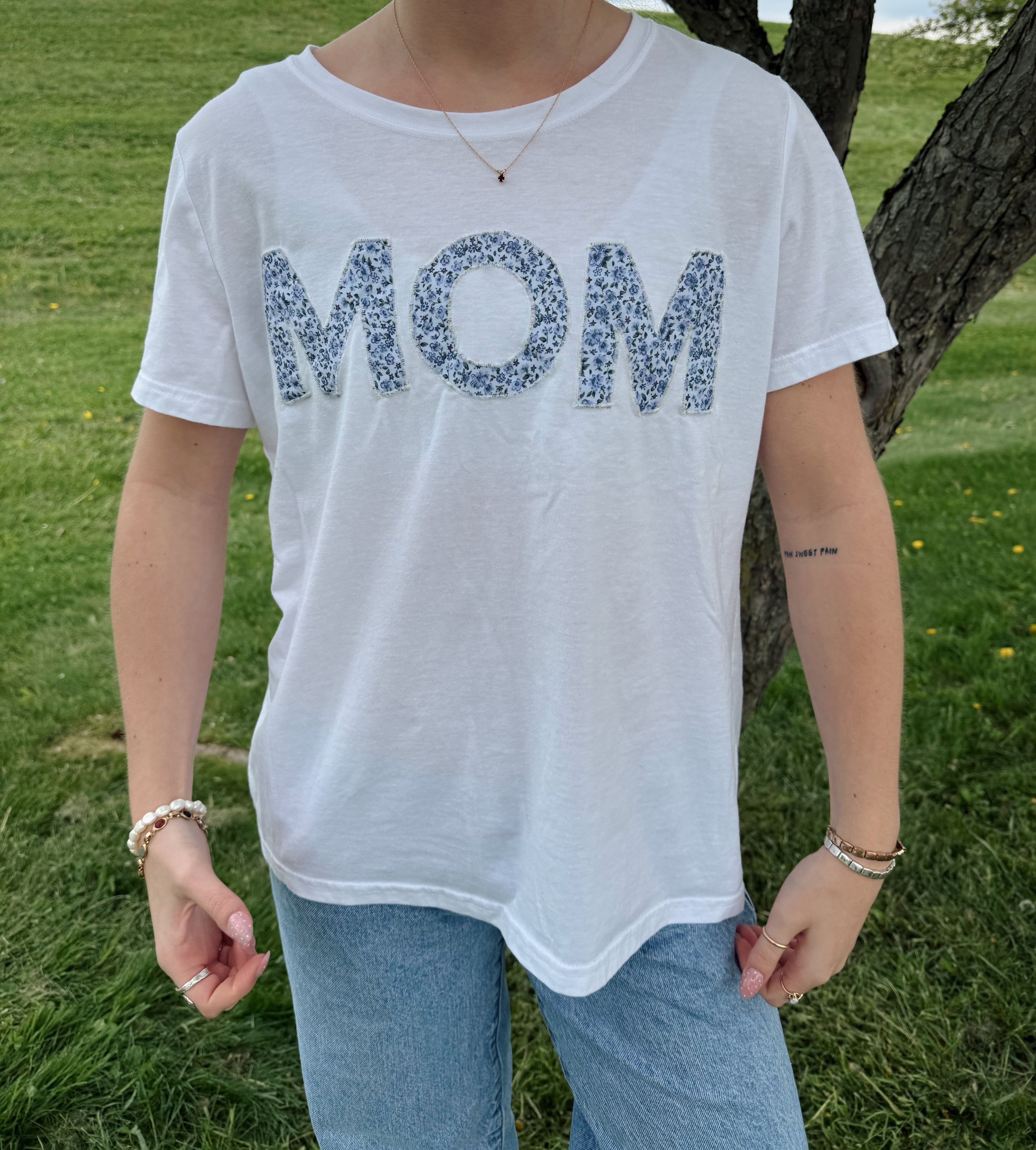 “MOM” appliqué t-shirt
